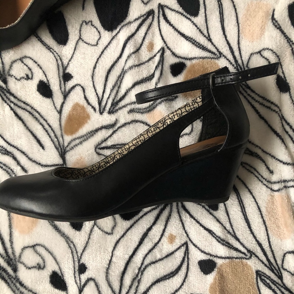 3/$12 Daisy Fuentes business casual wedged shoe